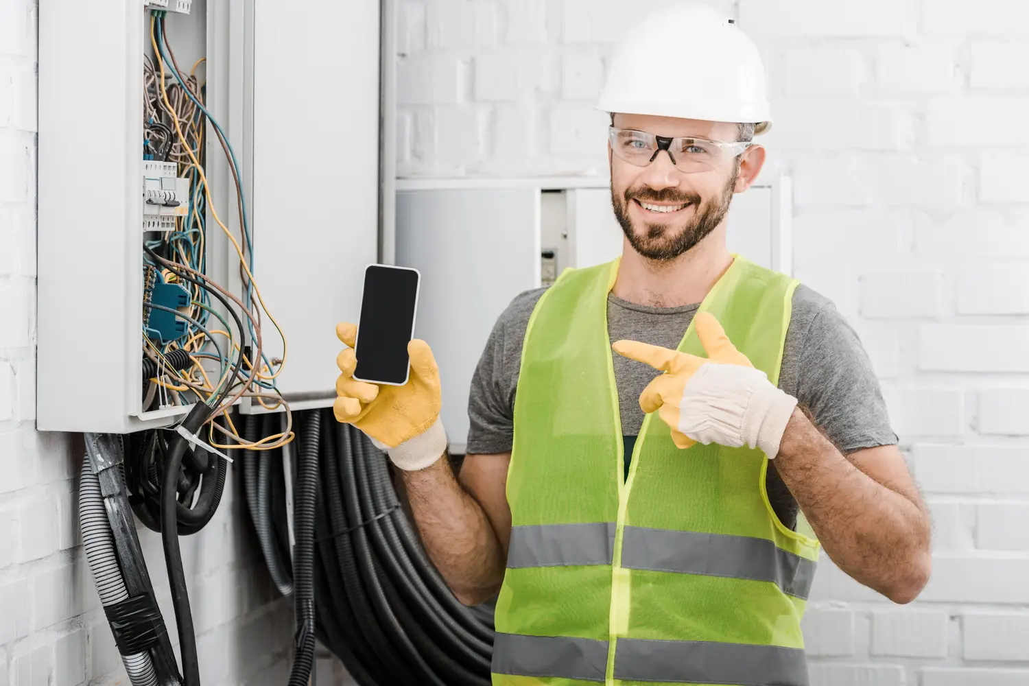 Électricien vérifiant une installation connectée à Malakoff