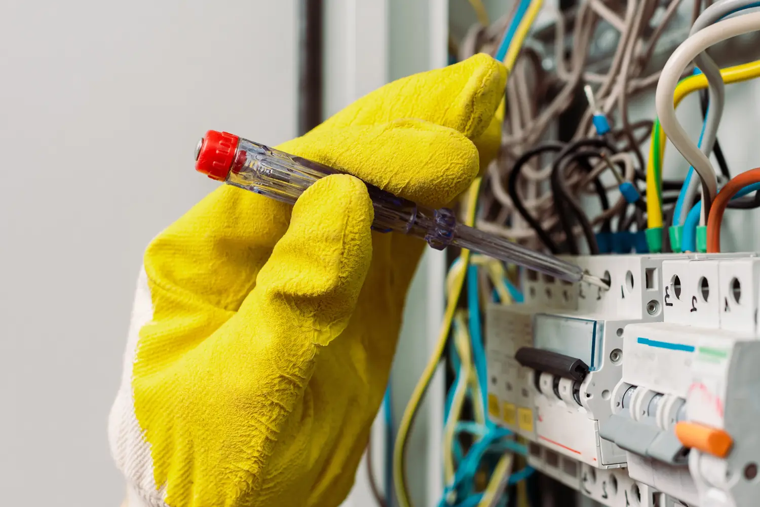 Vérification de tension sur un tableau électrique à Malakoff